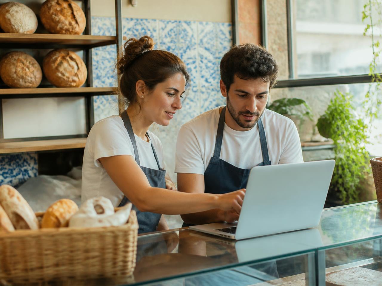 Equipa de uma pequena empresa a trabalhar em conjunto